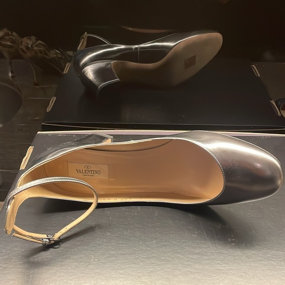 Ladies Valentino pewter block heel Mary-janes. - Picture 4 of 8